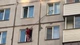 Femeia salvează un pisoi blocat în fereastra