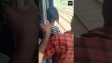 Ένα κορίτσι 18 ετών σώζεται τελευταία στιγμή πριν πέσει από τρένο