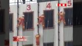 Κινέζοι πυροσβέστες εν ώρα εκπαίδευσης