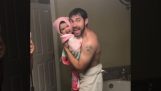 父親和女兒在浴室裡唱歌