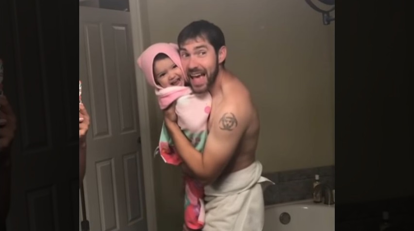 La fille a papa dans la salle de bain