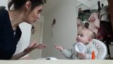 Een baby bespreken met zijn moeder