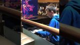 Un copil joacă “Rapsodie boema” la pian