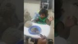 Ο λάθος τρόπος να κάνεις ένα παιδί να φάει το φαγητό του