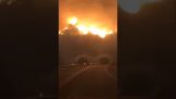vídeo dramática de uma mulher que conduz através das chamas na Califórnia