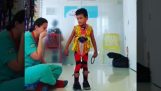Φυσιοθεραπεύτρια συγκινείται όταν ένα μικρό παιδί περπατά ξανά