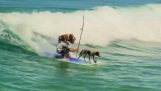 Surfing, împreună cu doi câini