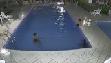 Un bambino salvato l'ultima volta prima di annegare