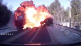 Explosion efter en frontalkollision mellan en jeep och en lastbil