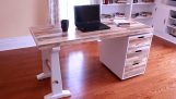 パレットからの木材と洗練された木製の机の構築
