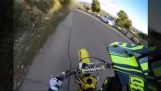 Μοτοσικλετιστής προσπαθεί να ξεφύγει από την αστυνομία