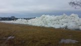 Forti venti stanno spingendo grandi blocchi di ghiaccio fuori del fiume Niagara