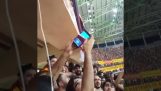 Solidarność wśród fanów na telefon komórkowy, który spadł z platformy