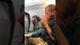 Yolcu uçağı bir sigara yakıyor