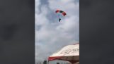 Impecable aterrizaje de un paracaidista