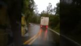 Vrachtwagen zonder remmen in downhill