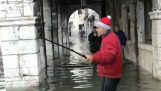 Selfie στη Βενετία κατά τη διάρκεια της παλίρροιας