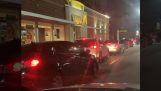 Dlouhá fronta u McDonalda na Štědrý den