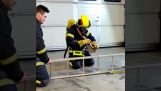 Πυροσβέστης εκπαιδεύεται σε στενά περάσματα