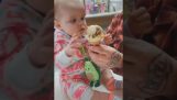 Dieťa sa snaží prvý zmrzlinu