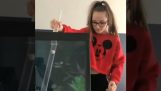 Nourrir un patin dans un aquarium avec d'autres poissons