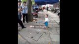 Uma criança defende sua avó com um tubo de metal