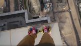Στην κορυφή ενός ουρανοξύστη με ένα Hoverboard