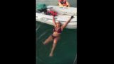 Det enklaste sättet att klättra i en uppblåsbar båt