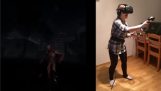 Девушка в панике в виртуальной реальности игры