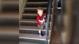 Uma criança muito cuidadosa desce as escadas