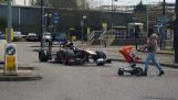Een Formule 1 auto op de straten van Manchester