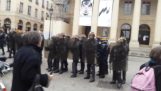 Γάλλοι διαδηλωτές φωνάζουν ελληνικό σύνθημα στους αστυνομικούς
