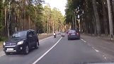 Τροχός αυτοκινήτου εναντίον μοτοσικλετιστή