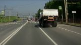 הניתוק של הסרן של משאית בדרכים