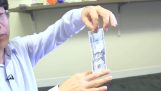 Почему невозможно поймать банкноты с двумя пальцами