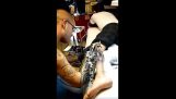 Tatuaggi con una mano artificiale