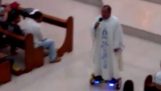 Ο ιερέας πάνω στο Hoverboard