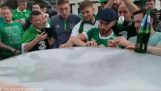 Tifosi irlandesi riparare un'auto