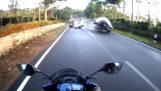 Мотоциклист падает из машины, чтобы избежать столкновений
