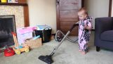 Πως θα κάνεις ένα μωρό να καθαρίσει το σπίτι