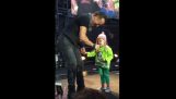 The Bruce Springsteen brings a little girl of 4 years on stage