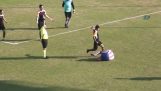 Footballeur agacé, son adversaire de coups de pied dans le visage