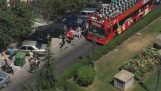 Autobús turístico guía contra automovilistas en Salónica