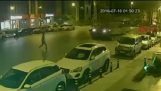Um homem na Turquia passa abaixo dos dois carros alegóricos