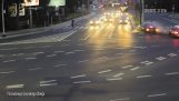 Ein Radfahrer nimmt Taxi vor dem sicheren Tod