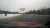 Kawałek lodu niszczy szyby na autostradzie