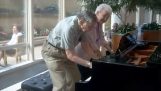 Ο παππούς και η γιαγιά παίζουν πιάνο