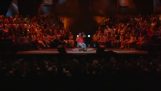 Ο Bobby McFerrin κάνει ένα πλήθος να τραγουδήσει το “Ave Maria”