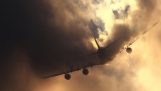 Airbus A380 schneidet eine Wolke in zwei