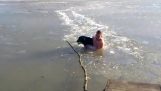 Ha rotto il ghiaccio del lago per salvare un cane